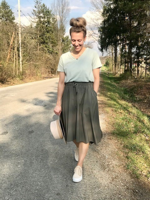 How to wear pleated skirt with sneakers? 7 Styles to Try on! – Hilderbrand  Lifestyle